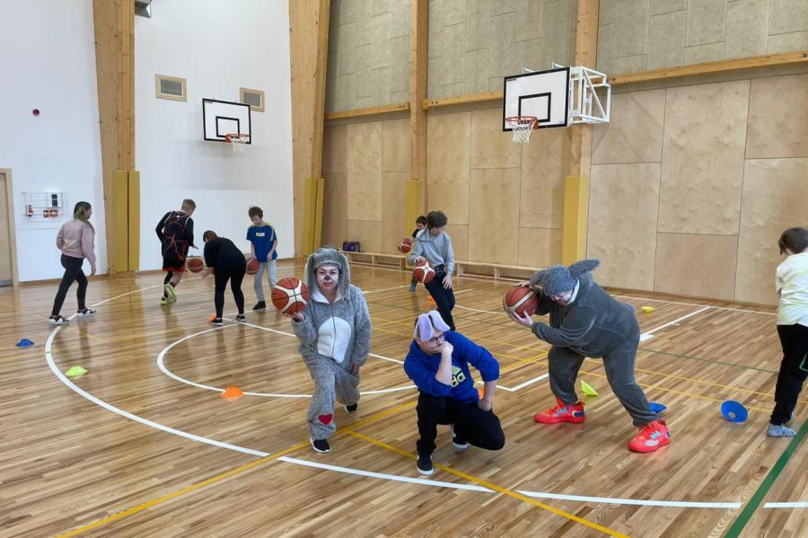 Valmieras skolēni uzsāka nodarbības jaunajā sporta zālē (+VIDEO)