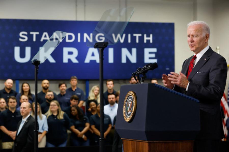 Baidens paraksta likumprojektu par militāro palīdzību Ukrainai