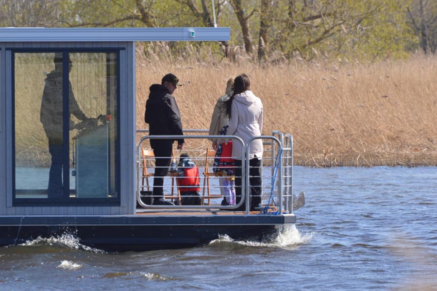 Peldošā laboratorija pēta Liepājas ezera stāvokli (+VIDEO)