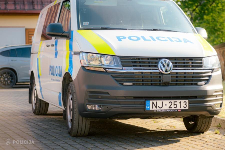 Par uzbrukumu policijas darbiniekam piespriež vienu gadu cietumā