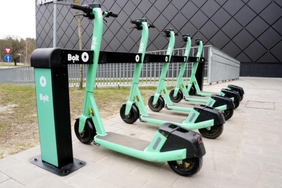 Rīga stājas spēkā elektroskrejriteņu ātruma un stāvēšanas ierobežojumi