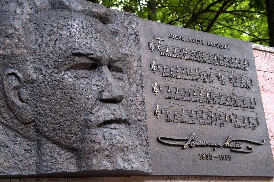 Vāc parakstus par liegumu publiskos pasākumos saīsināt Latvijas valsts himnu