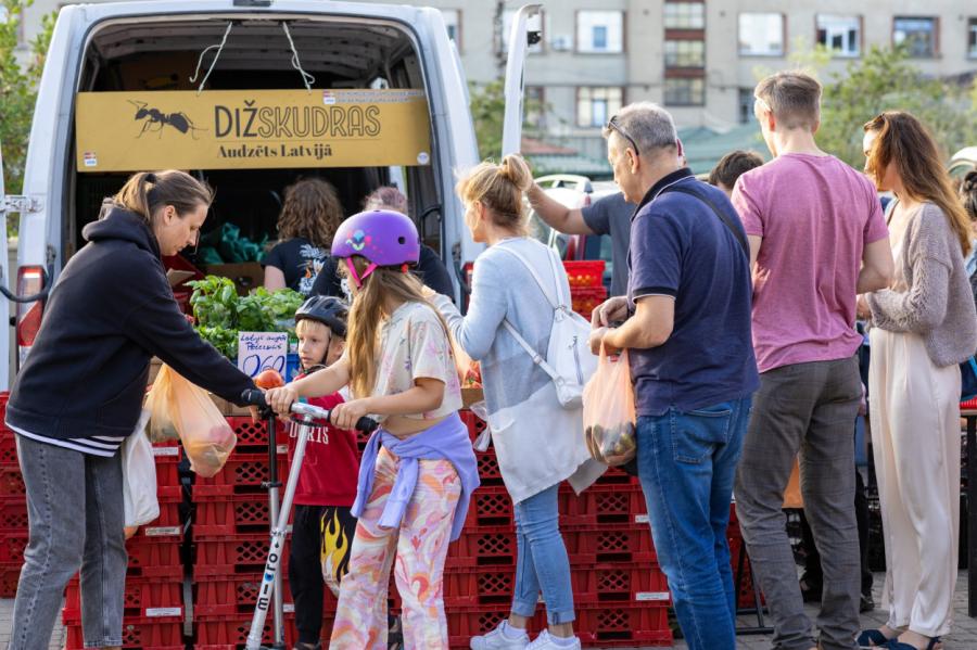 Pašvaldības Vidzemes tirgus atdzīvojas jaunā veidolā (+VIDEO)