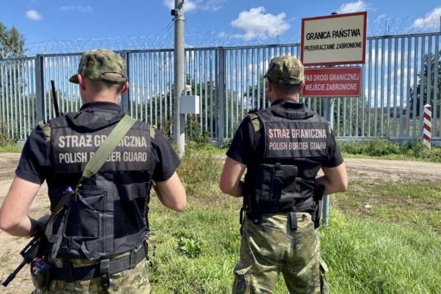 Miris uz robežas ar Baltkrieviju migranta sadurtais poļu karavīrs