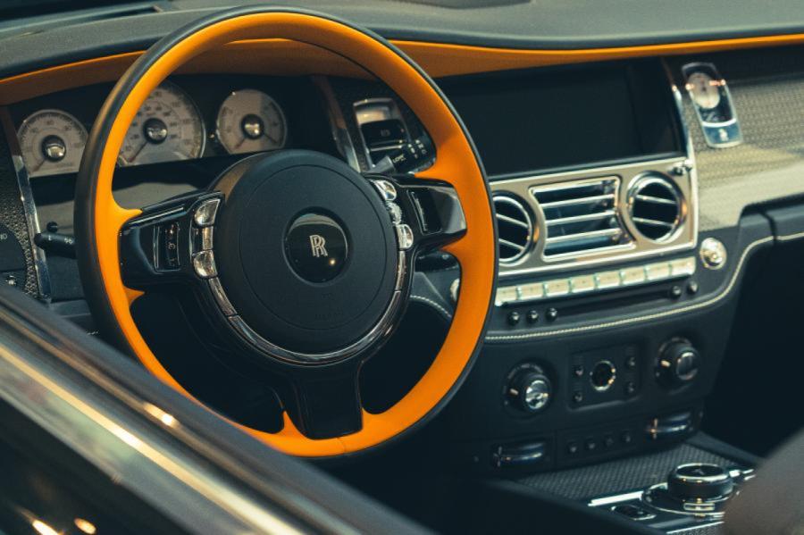 Par nodokļu nemaksāšanu sodīts uzņēmējs pircis Porsche, Rolls Royce un Ferrari