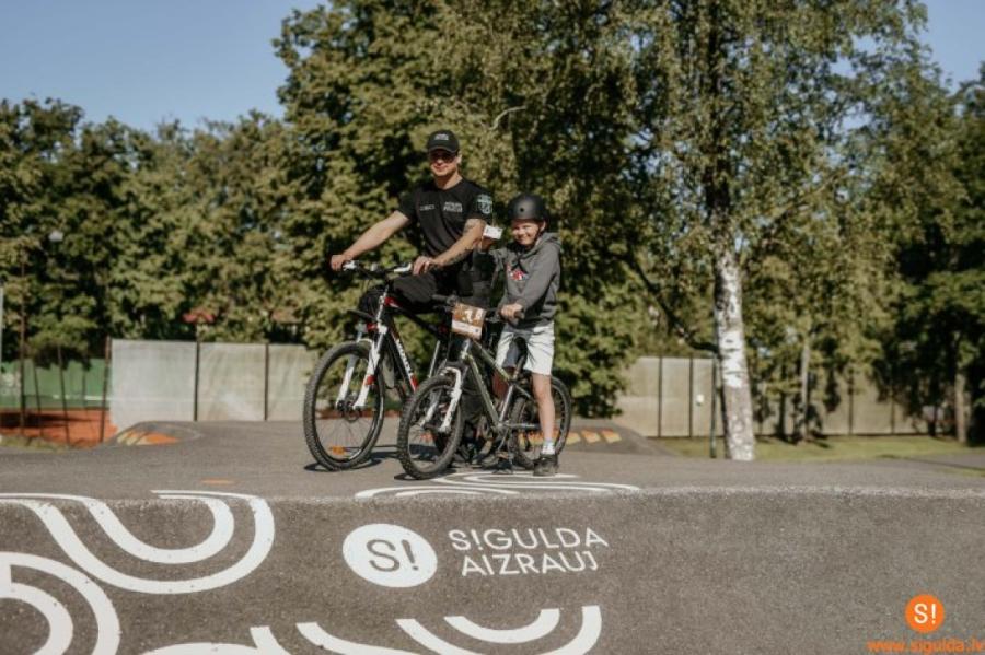 Siguldā bērniem bez maksas māca drošību, braucot ar divriteni (+VIDEO)