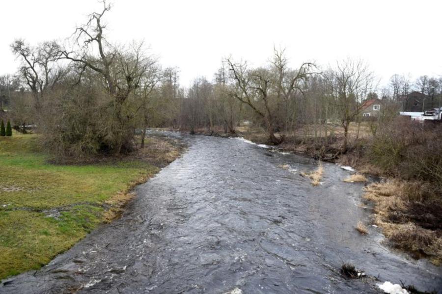 Latvijā konstatēti vidēji 93 atkritumi pie katras no apsekotajām upēm