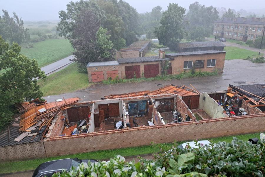 Bauska pamazām atgūstas pēc vētras. Iedzīvotāji sāk prasīt palīdzību (+FOTO)