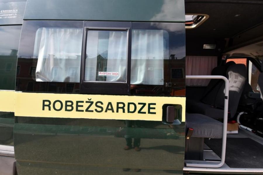 Ar nelegālajiem imigrantiem bēg no robežsargiem un iebrauc grāvī