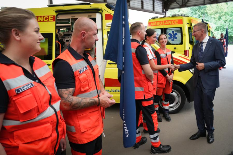 "Paldies par varonību, izcilo gatavību un rīcību". Prezidents apmeklēja NMPD