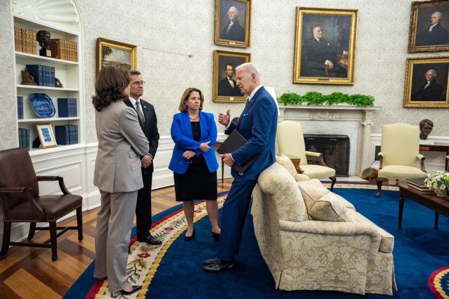 Baidens šaubās par mierīgu varas nodošanu, ja Tramps zaudēs vēlēšanās