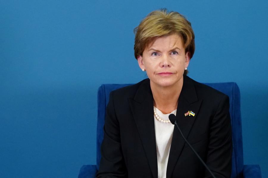 Ārlietu ministre atbalsta sieviešu iesaukšanu obligātajā dienestā