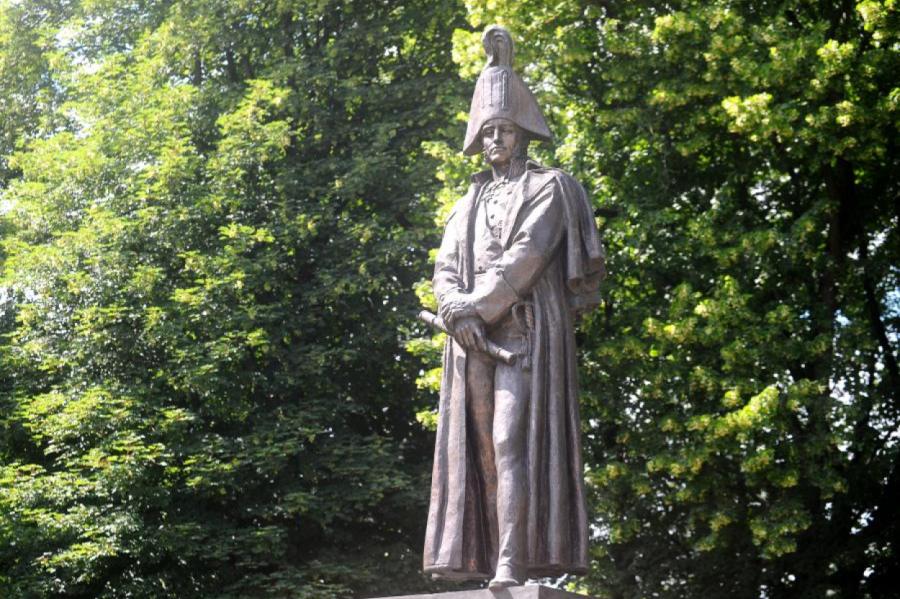 Atbalsta de Tolli pieminekļa demontāžu Rīgā