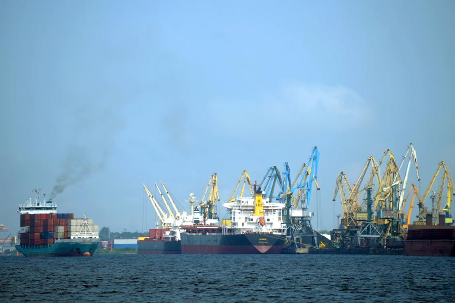Rīgas ostā pārkrauto kravu apmērs desmit mēnešos samazinājies par 6,6%