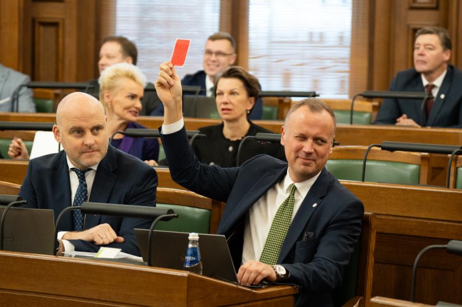 Noraida opozīcijas aicinājumu ieviest nodokli luksusa precēm