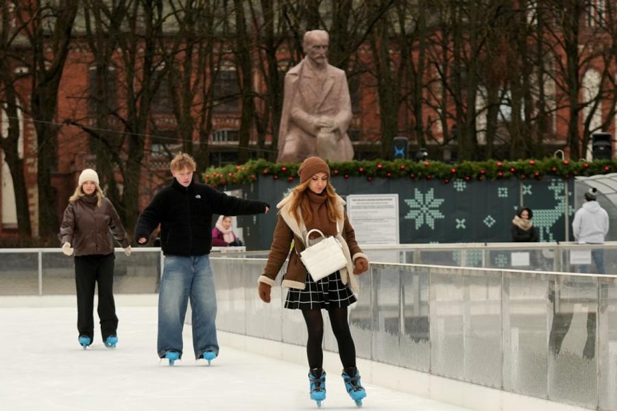 Rīgā pirmdien atklātā slidotava Esplanādē