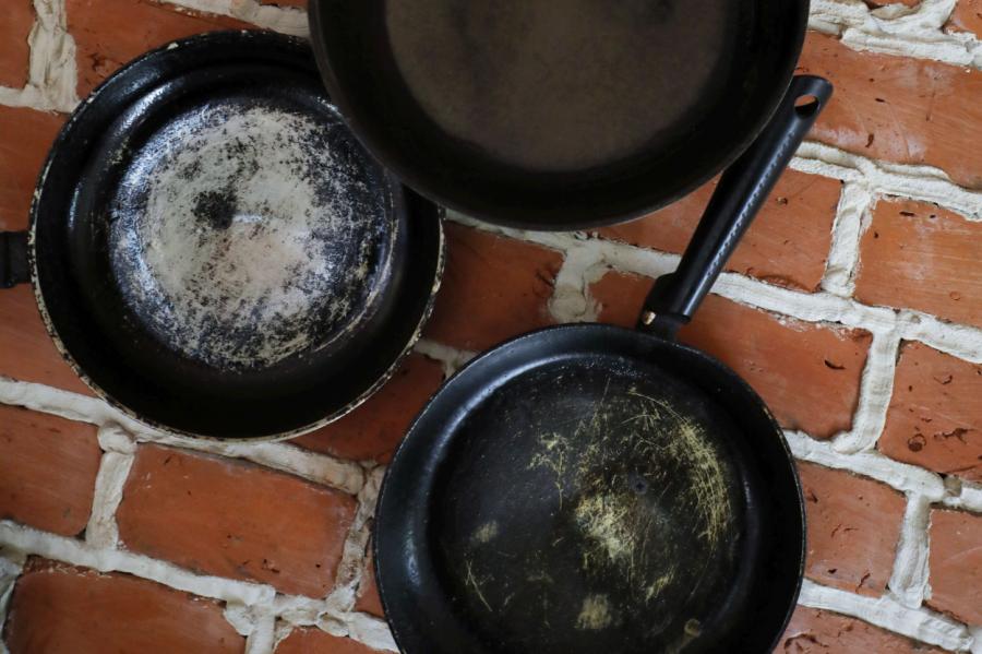 Par kaķa nosišanu ar čuguna pannu aizturēts Kuldīgas novada iedzīvotājs