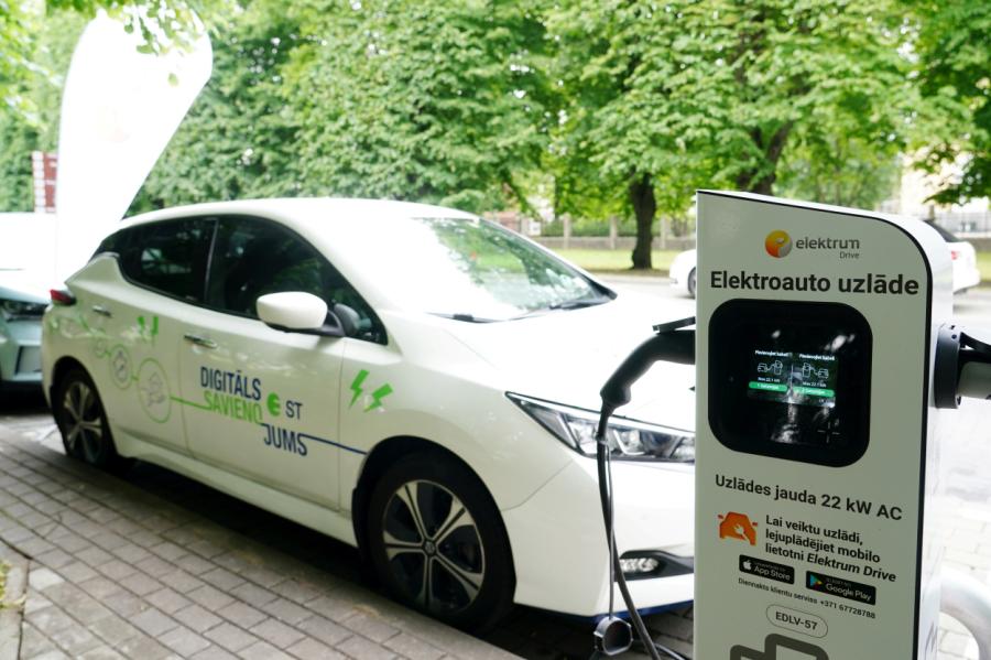 Iedzīvotāji varēs turpināt saņemt valsts atbalstu, lai iegādātos elektroauto