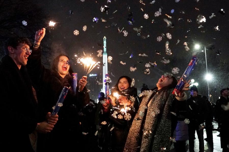 Kā rīdzinieki un pilsētas viesi sagaidīja Jauno gadu Vecrīgā (+FOTO)