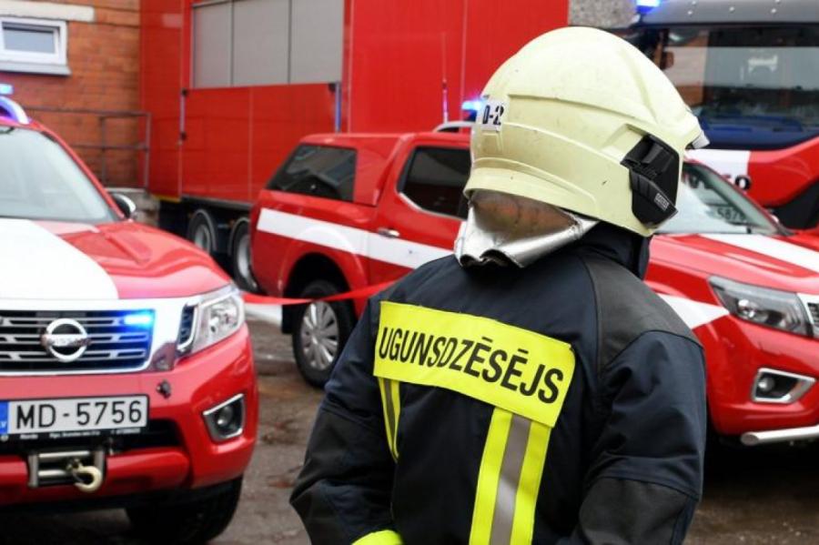 Likvidēts ugunsgrēks septiņstāvu dzīvojamā mājā Rīgā