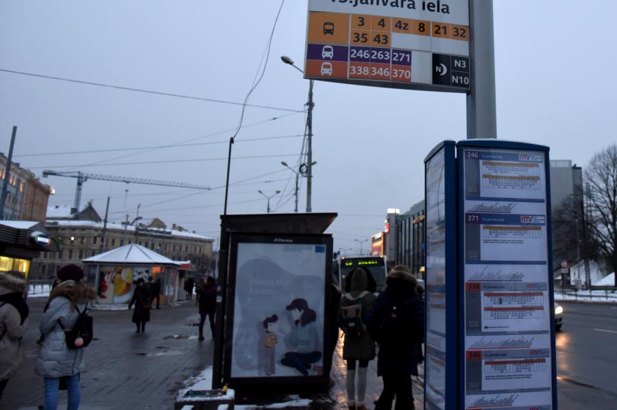 Rīgas pašvaldība spiesta īslaicīgi pārtraukt pieturvietu nojumju nomaiņu