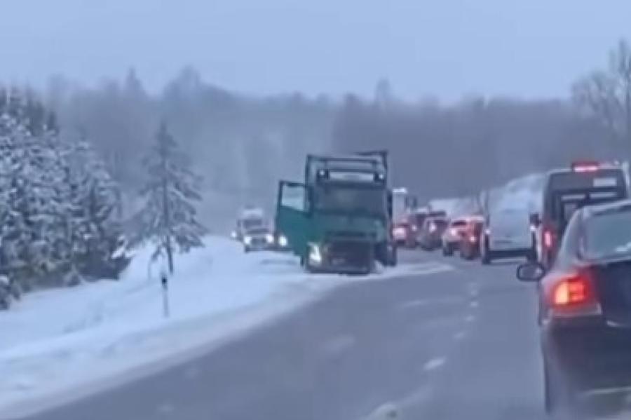 Slimnīcā miris viens no avārijā uz Ventspils šosejas smagi cietušajiem bērniem