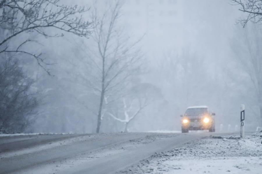 Visā valstī ir apgrūtināta braukšana pa autoceļiem