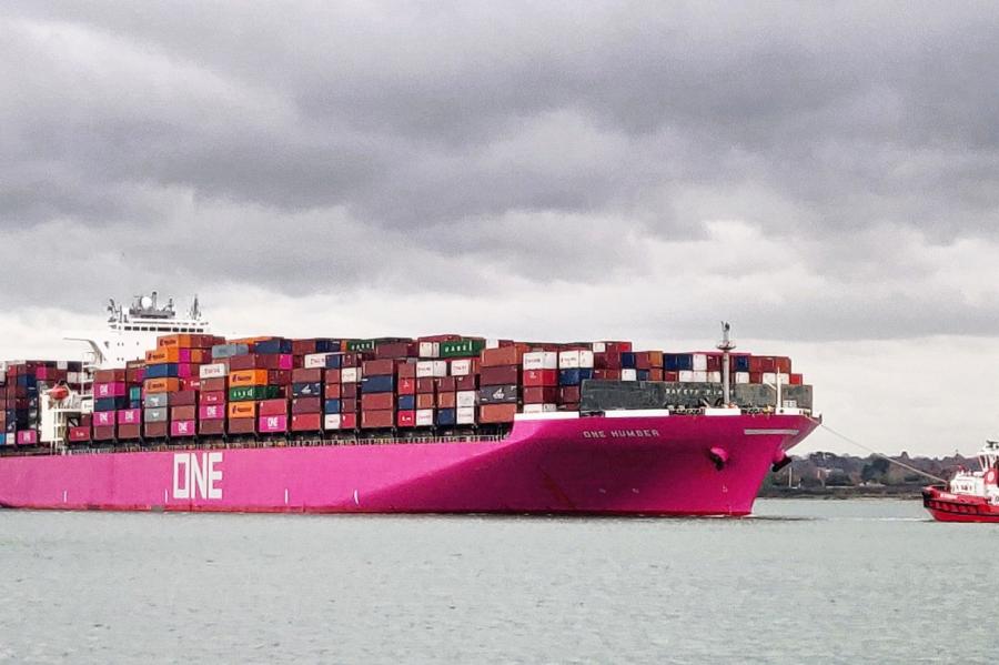 Rīgas osta sāka apkalpot milzu konteinerkuģus (+VIDEO)