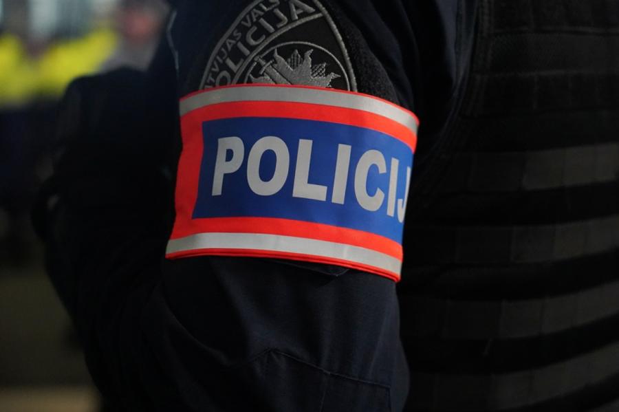 Policija aizturējusi divas personas saistībā ar atrasto nomirušo bērnu