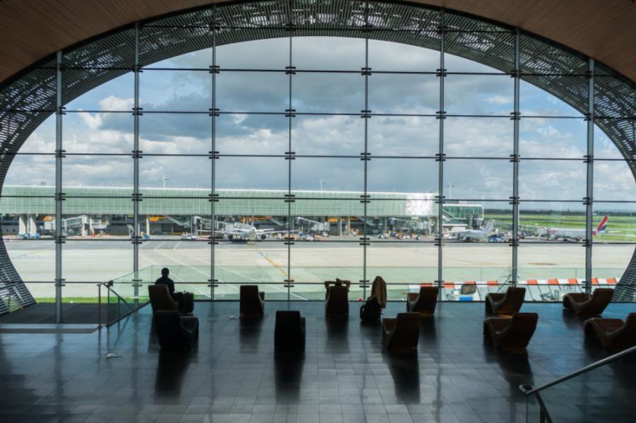 Pasažieru skaits Eiropas lidostās pērn pārsniedzis pirmspandēmijas līmeni