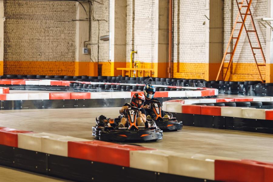 Rīgas vidusskolēni varēs sacensties braukšanā ar kartingu (+VIDEO)