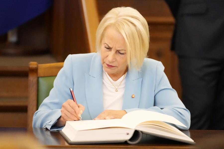 Kā “uzvarēt” neadekvātas rindas pie ārstiem?