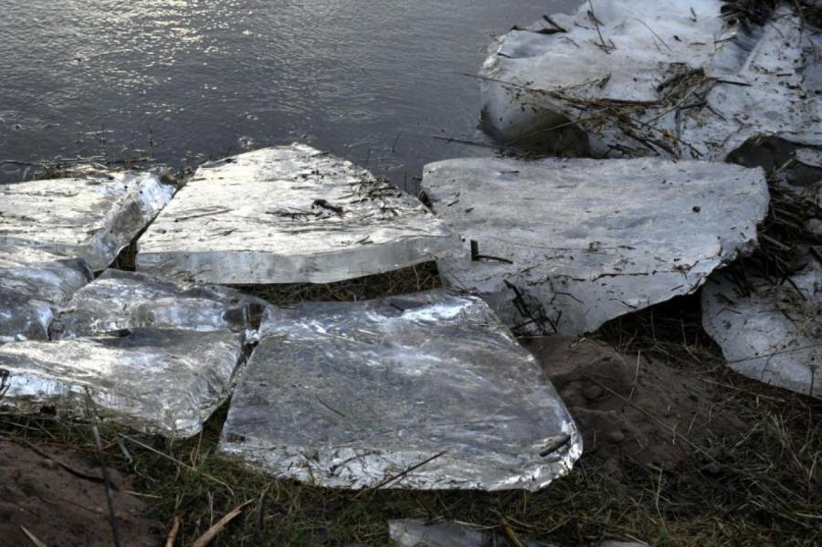 Daugavā iet ledus, ūdens līmenis saglabājas visai zems