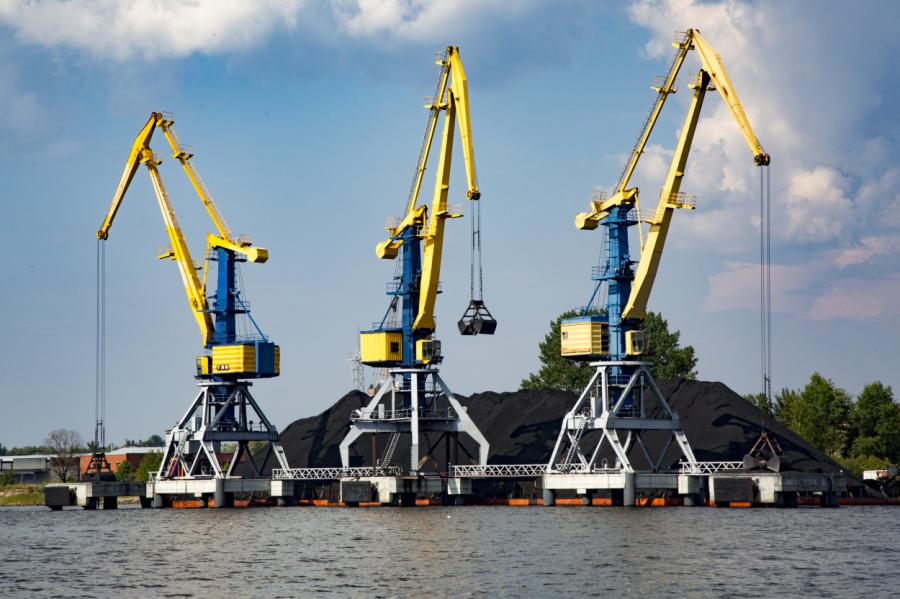 Rīgas ostā pārkrauto kravu apmērs divos mēnešos samazinājies par 13,2%