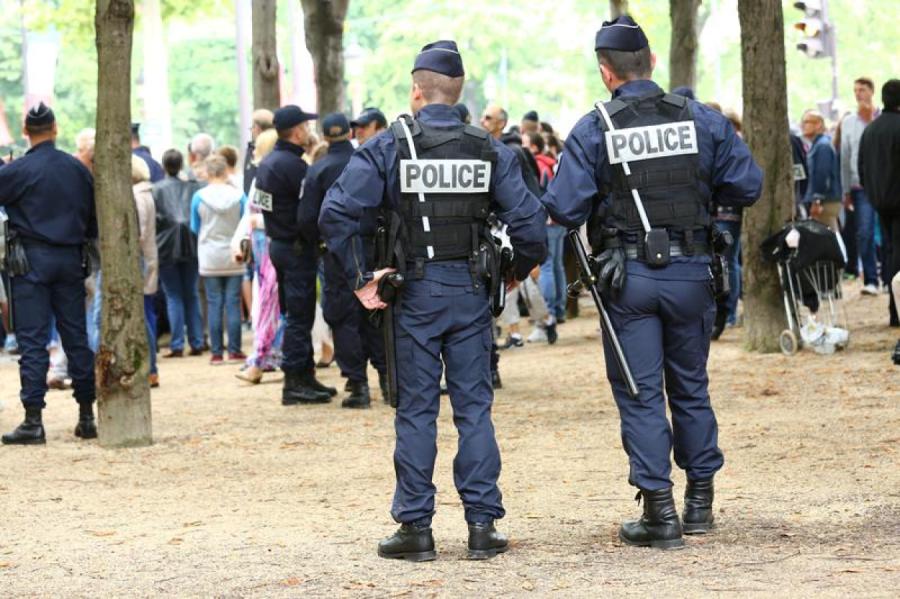 Parīzē policija atbrīvo teātri no nelegālajiem imigrantiem