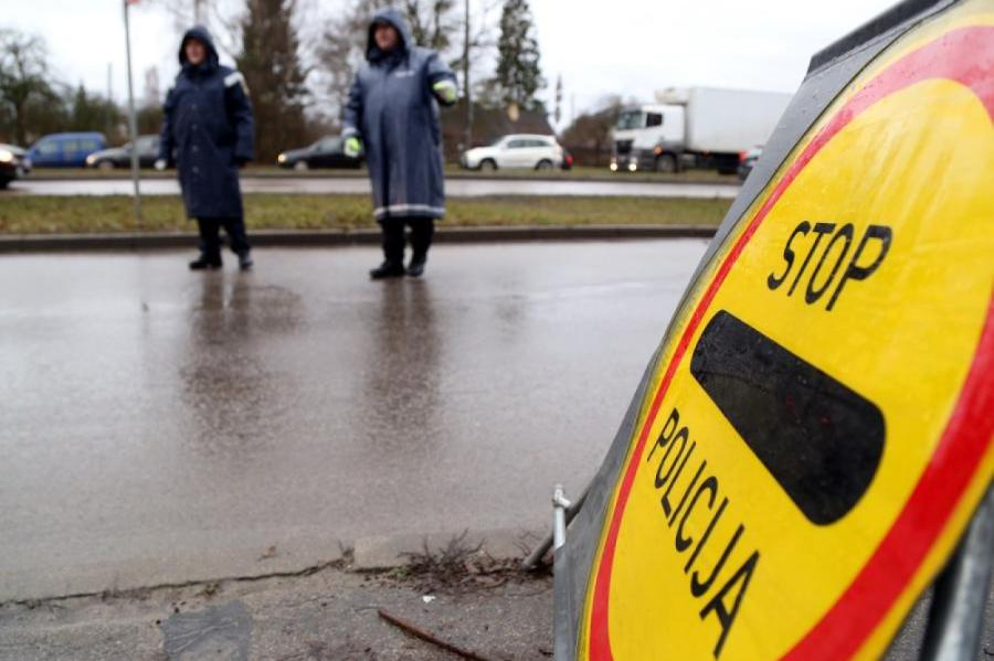Pēc iedzīvotāja ziņojuma aptur dzērušu mikroautobusa šoferi