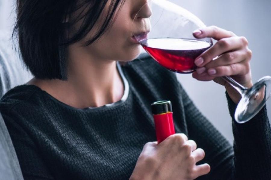 Eksperts: alkohola lietošana vienatnē ir modes tendence (+VIDEO)