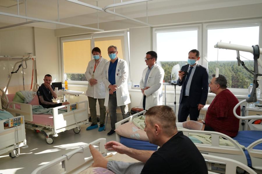 Ievainotos karavīrus slimnīcā sagaida arī Ukrainas Ministru kabineta pārstāvji
