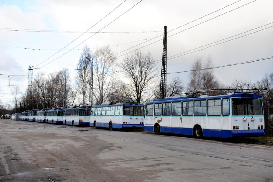 «Rīgas satiksmei» neizdodas izsolē pārdot desmit trolejbusus