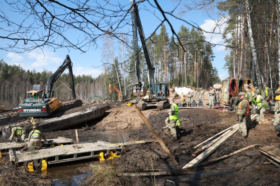 Lietuvā no purva izcelta nogrimusī ASV bruņumašīna