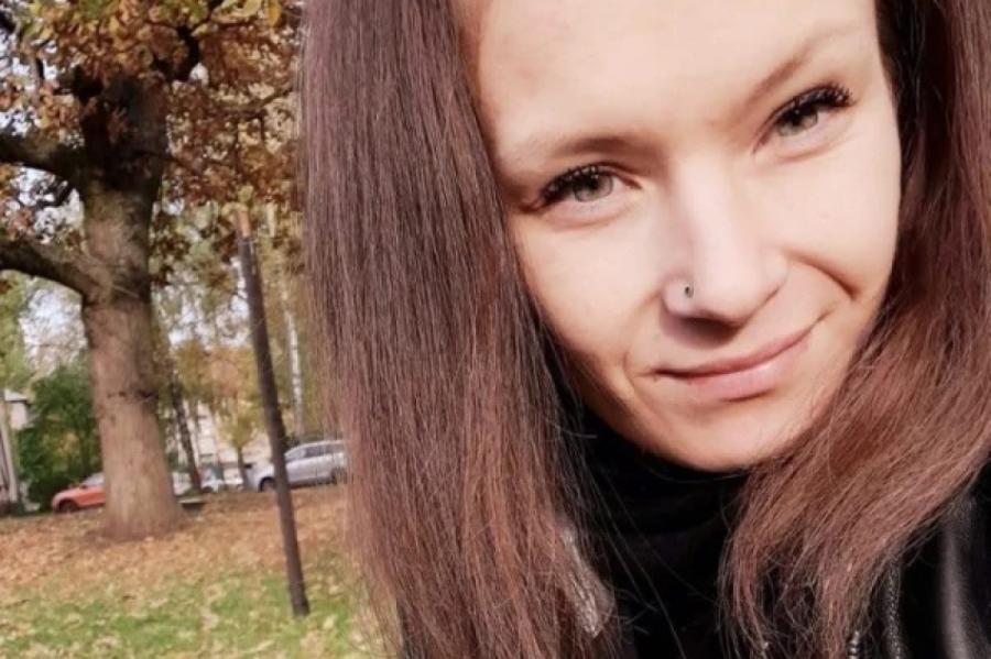 Policija lūdz sabiedrības palīdzību atrast sievieti un viņas pērn dzimušo meitu