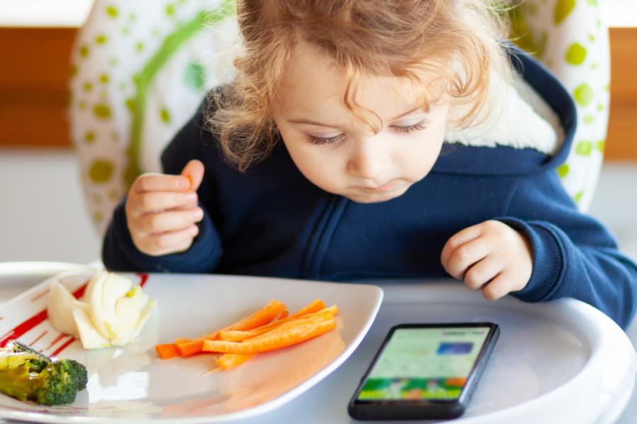 Kā mazināt viedierīču negatīvo ietekmi uz ēšanas paradumiem (+VIDEO)