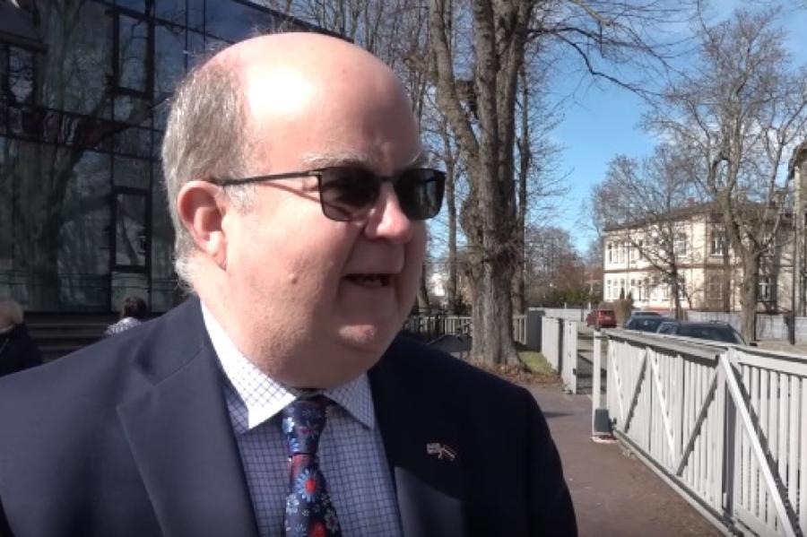 Lielbritānijas vēstnieks apskatīja topošās NATO bāzes vietu Liepājā (+VIDEO)