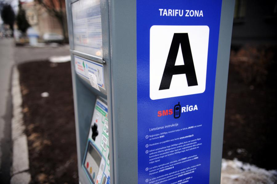 Rīgas pašvaldība izvērtēs iespēju ieviest bezmaksas auto stāvēšanu Rīgas centrā