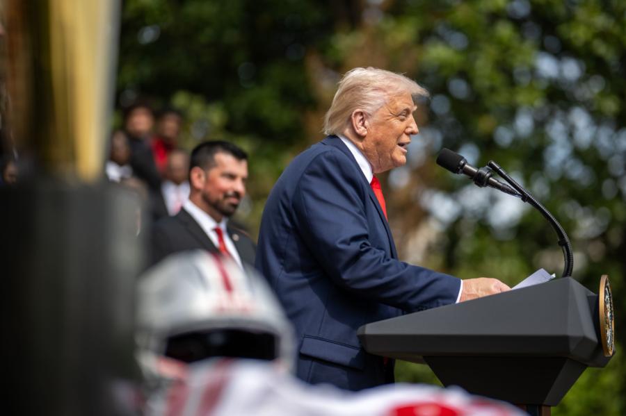 Tramps vaino karā Ukrainā Zelenski un Baidenu