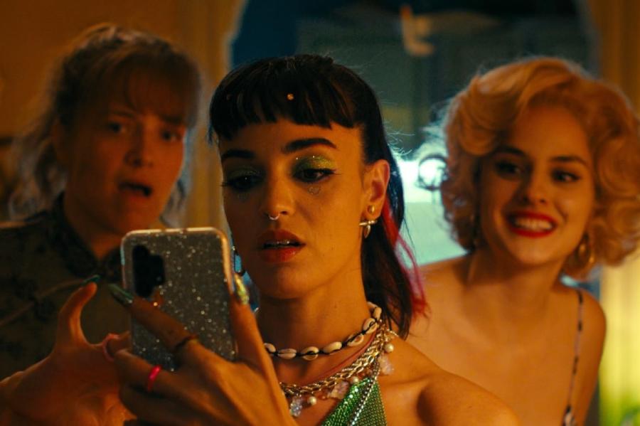 Kinoteātros nonāk Kannu festivālā hits - šausmu komēdija "Balkonetes" (+VIDEO)