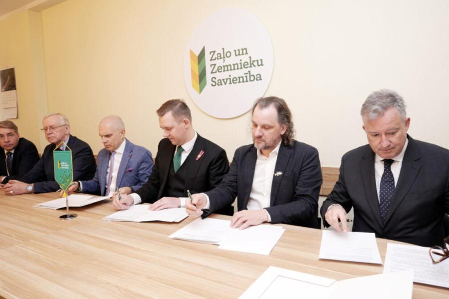 Pirmā no koalīcijas partijām parakstījusi memorandu par izdevumu samazināšanu