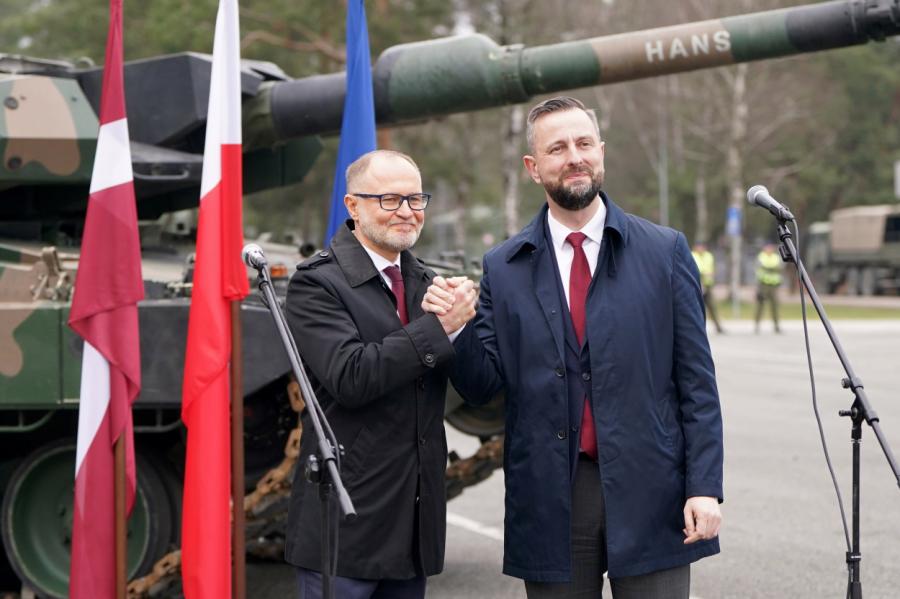 Polijas aizsardzības ministrs Ādažos: NATO vēl nekad nav bijusi tik spēcīga