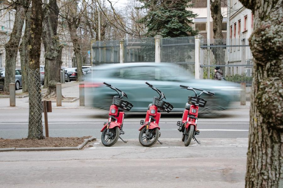 Policija brīdina aicina elektoskrejriteņu un velosipēdu vadītājus (+VIDEO)