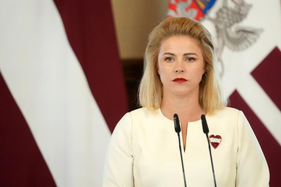 Premjere devusies atvaļinājumā bez darba samaksas saglabāšanas